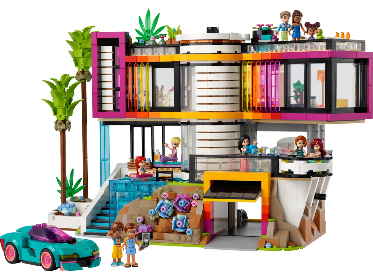 Friends: Andrea’s Modern Mansion
